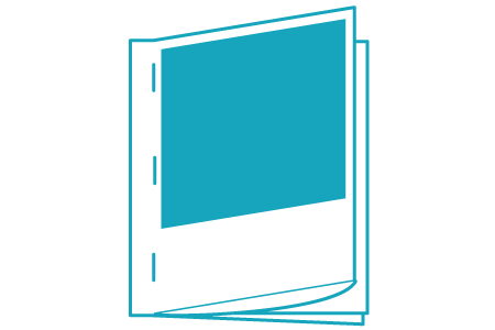 將摺好的紙張依序疊放，沿著紙張邊緣印有提示（「請以此垂直線為基準用訂書機裝訂」）的位置以訂書機裝訂，即可完成袋裝裝訂的行程小冊。