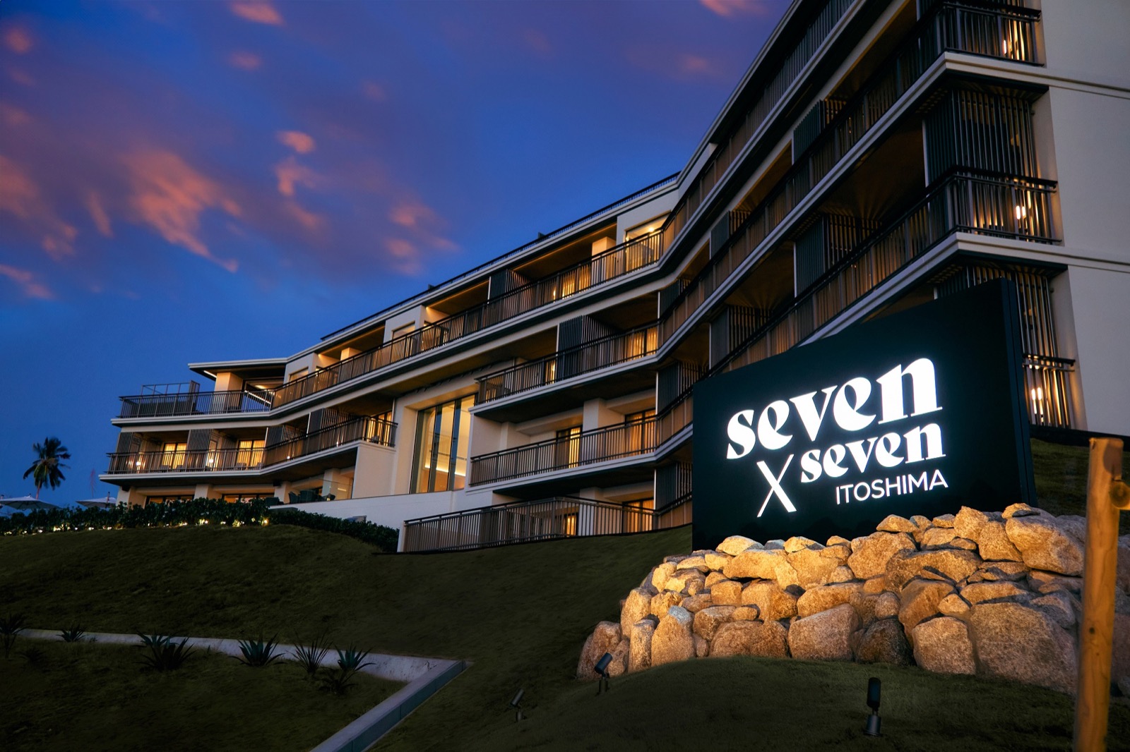 seven x seven 糸島の海辺に面した建物