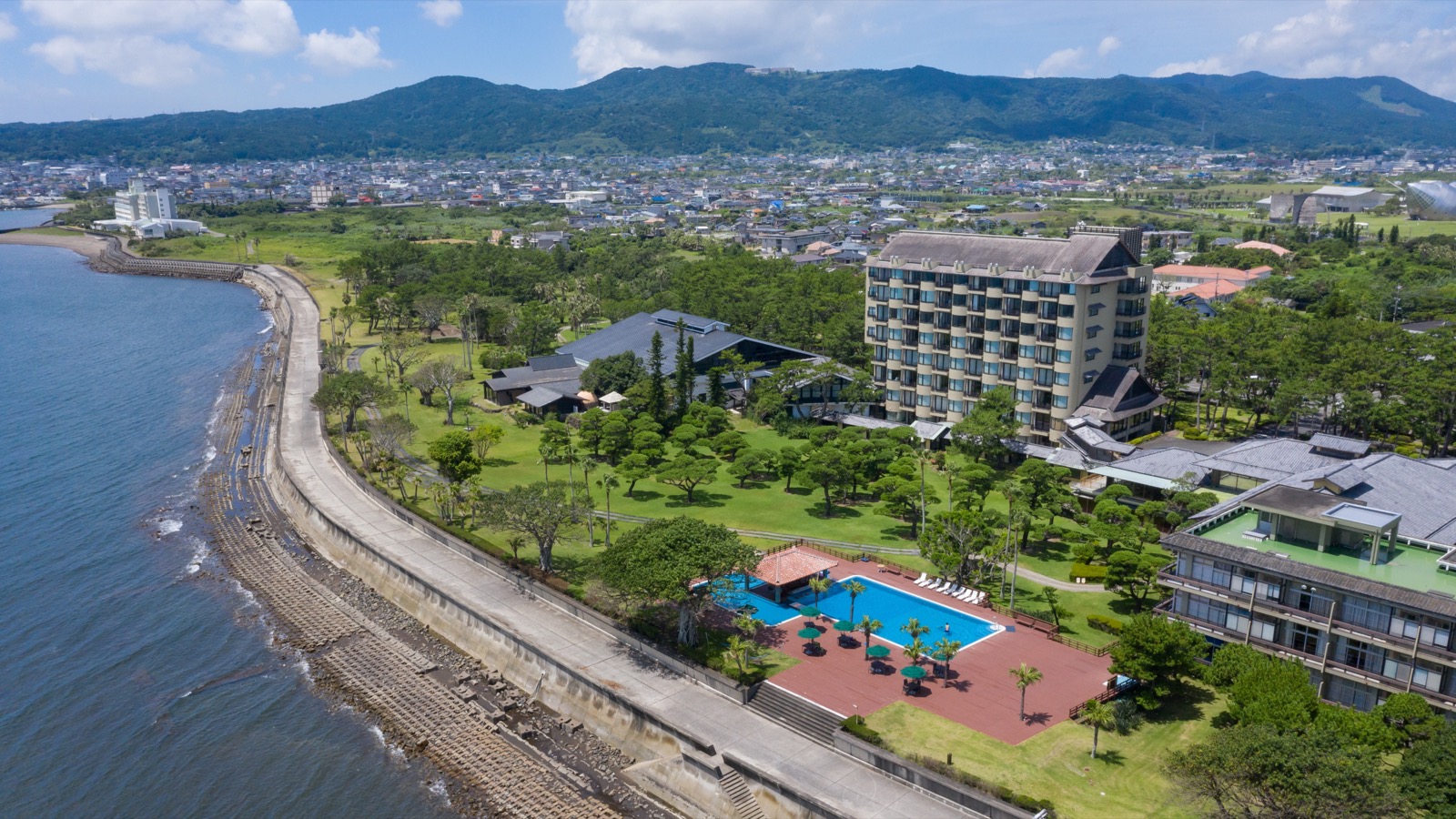 松林に囲まれた指宿白水館の建物
