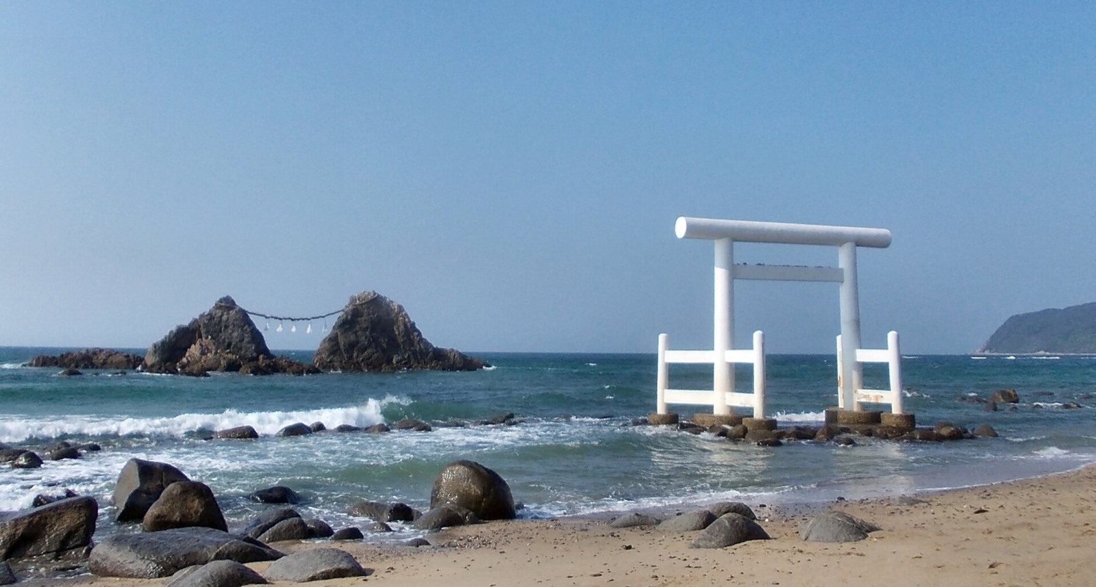 糸島の桜井二見ヶ浦に立つ白い鳥居と夫婦岩