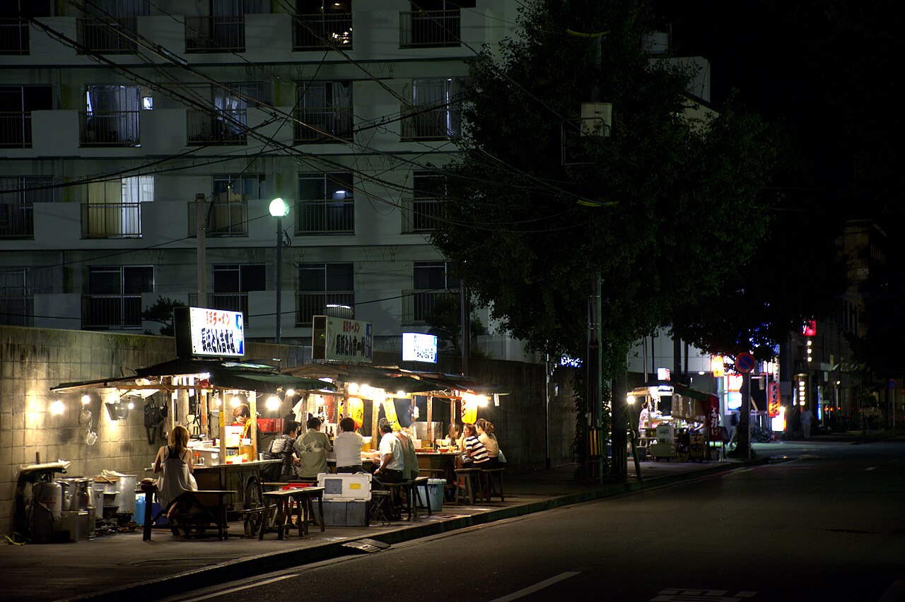 夜の博多に灯る屋台