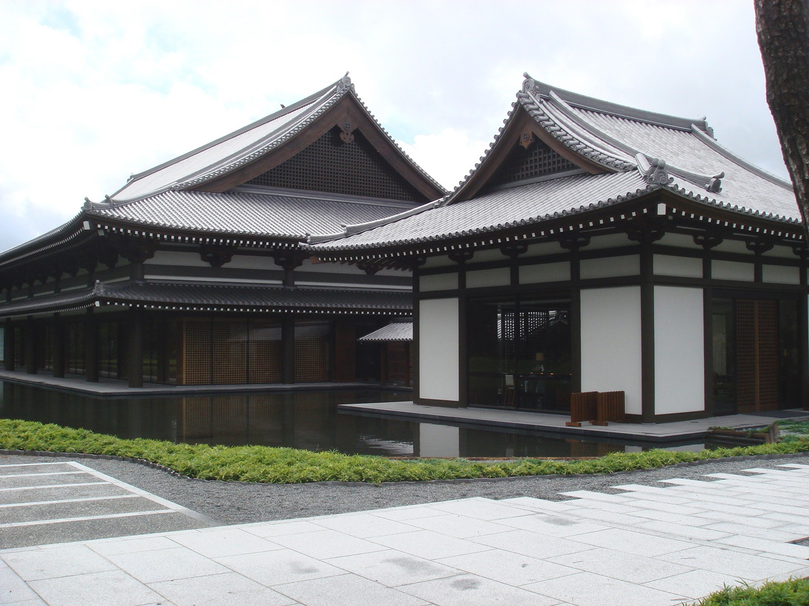 池に姿を映す薩摩伝承館の建物