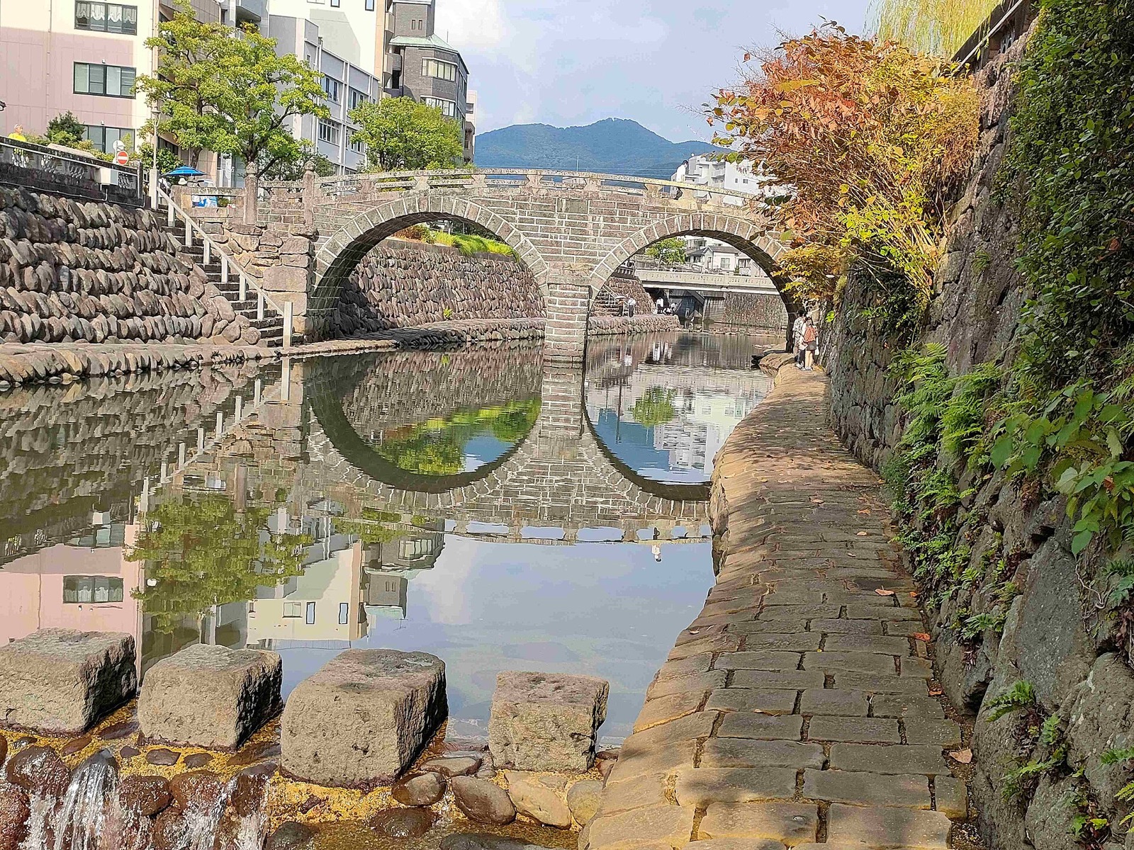 飛び石越しに見る長崎の眼鏡橋