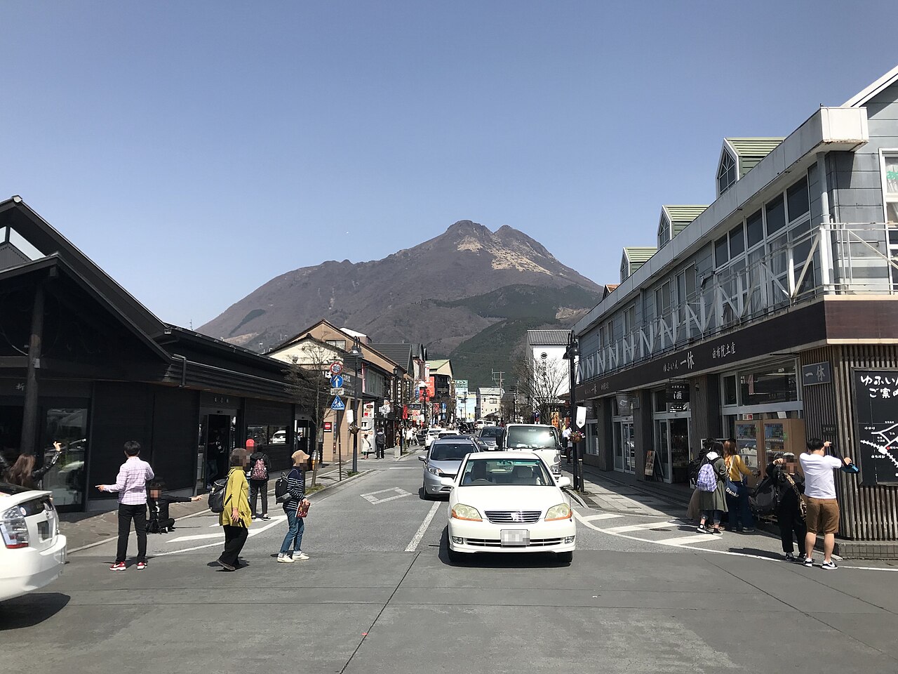 由布院駅前から見える由布岳と街並み
