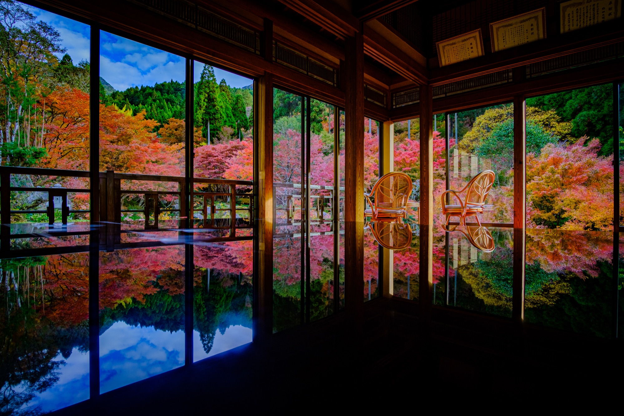 環境芸術の森・風遊山荘の漆塗りのテーブルに映る秋の紅葉