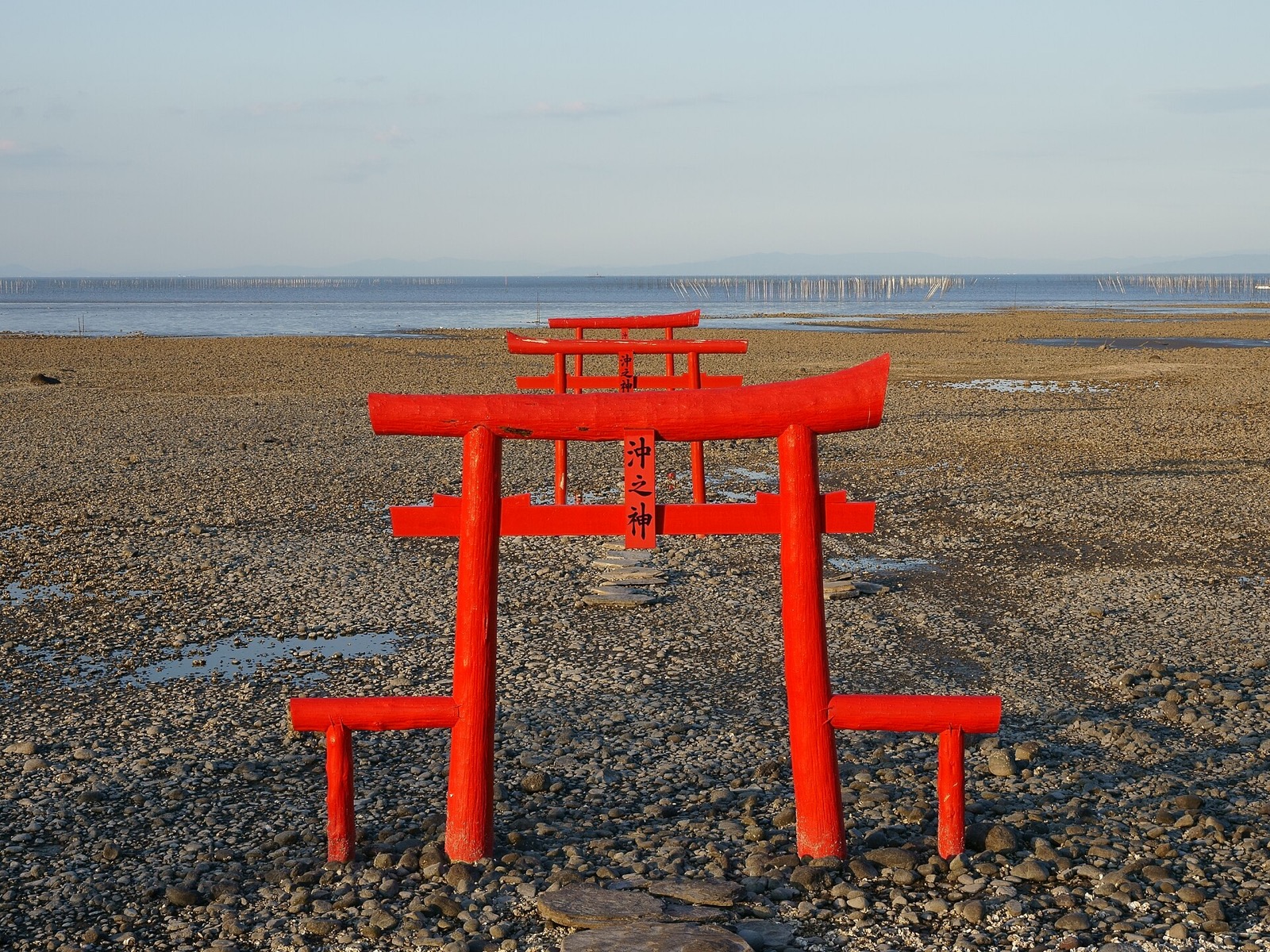 夕暮れの有明海に立つ大魚神社の海中鳥居